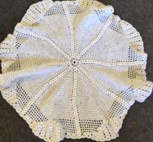 Sirdar 3007 - crochet baby shawl dolls version