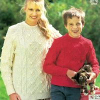 Pingouin 8276 - Crew neck raglan sweater in diamond and bobble pattern